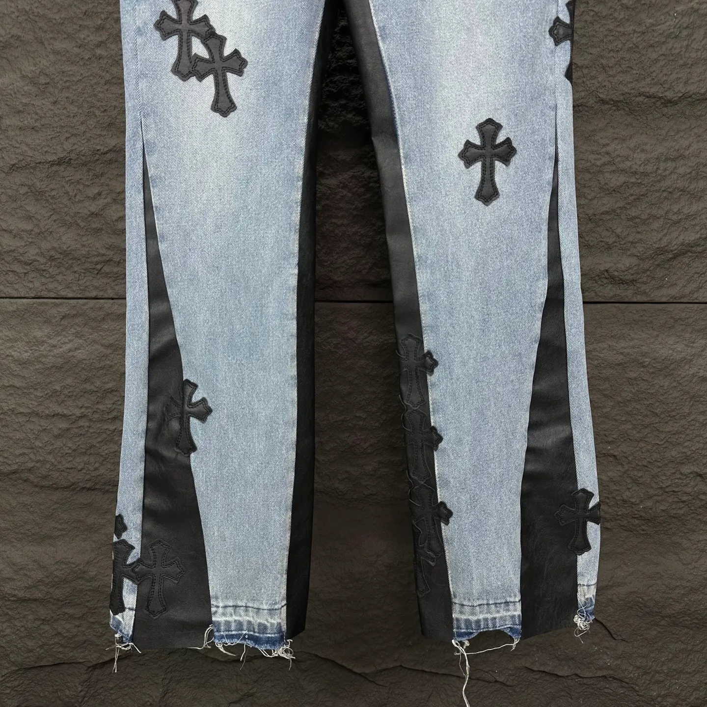 P290 GALLERY DEPT. Co-branded 2025 new multi-stitched cross patch leather couple style loose washed flared jeans 🔥High version🔥High version🔥 Top ceiling quality Styles with different washed textures are very friendly to people with thin legs and thick legs. The straight version is very flattering to the leg shape. Moderate length that never goes out of style, easy to match with casually, basic styling for various styles, a must-have in the wardrobe! The fabric is stiff but also makes the upper body soft without losing texture. The washing process is even more perfect. It is a must-have item for everyone! ! ! Washed wheat, hang tag, pants label, complete with three labels Color: light blue Size: 28, 30, 32, 34, 36 (five sizes)